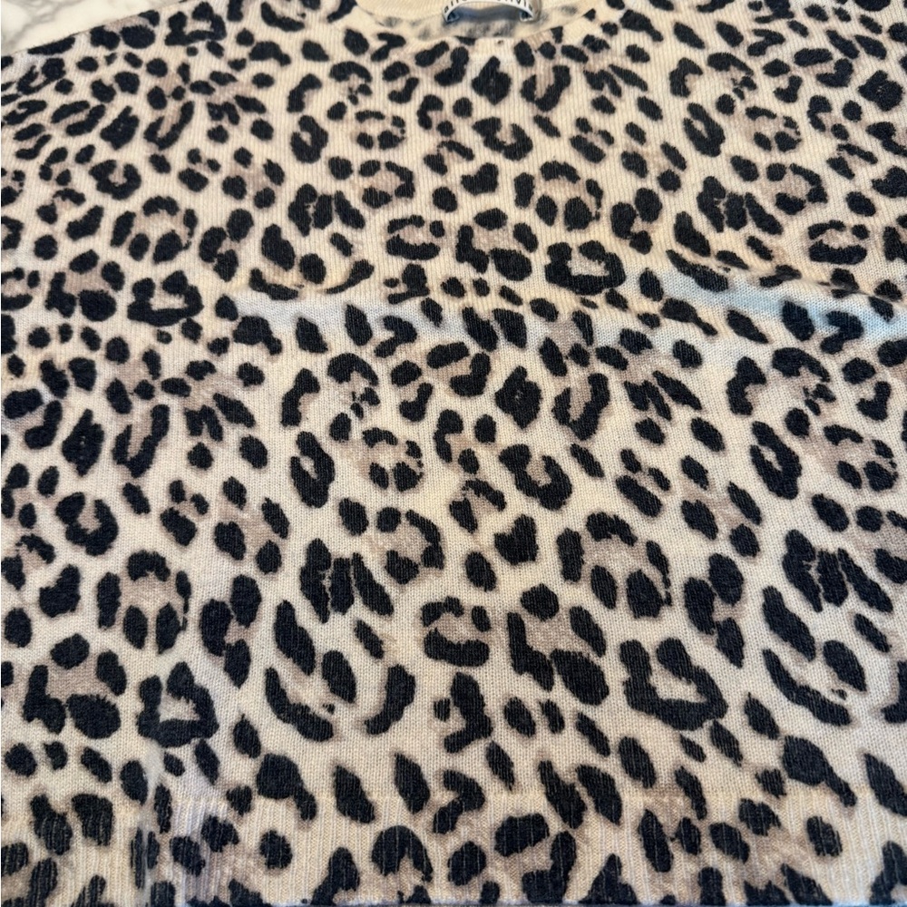 Alice + Olivia leopard cashmere short sweater w/ wide sleeves. Size L. - Picture 4 of 11